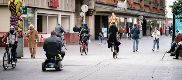 Пешеходы и велосипедисты гуляют по центру Гааги несмотря на правительственные рекомендации не выходить из дома (3 апреля 2020).  - Sputnik Արմենիա