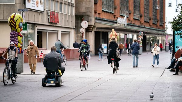 Пешеходы и велосипедисты гуляют по центру Гааги несмотря на правительственные рекомендации не выходить из дома (3 апреля 2020).  - Sputnik Արմենիա