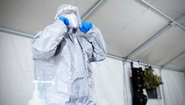 Военные медики в полевом госпитале на блокпосту одеваются в защитные костюмы. В Грузии борются с распространением коронавируса - Sputnik Армения