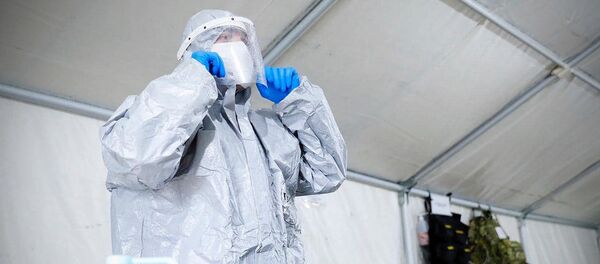 Военные медики в полевом госпитале на блокпосту одеваются в защитные костюмы. В Грузии борются с распространением коронавируса - Sputnik Армения