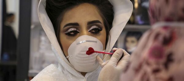 Палестинская невеста во время раскрашивания маски на свадебной церемонии на Западном берегу  - Sputnik Армения