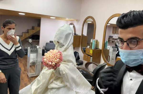 Палестинская невеста в маске после подготовки к свадьбе Палестинская невеста в маске после подготовки к свадьбе - Sputnik Армения