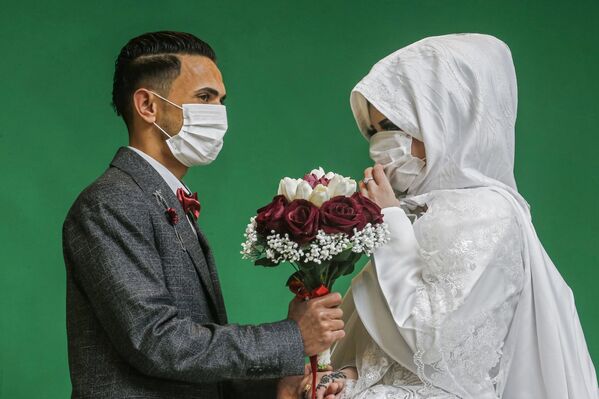 Молодожены во время свадебной фотосессии в Газе - Sputnik Армения