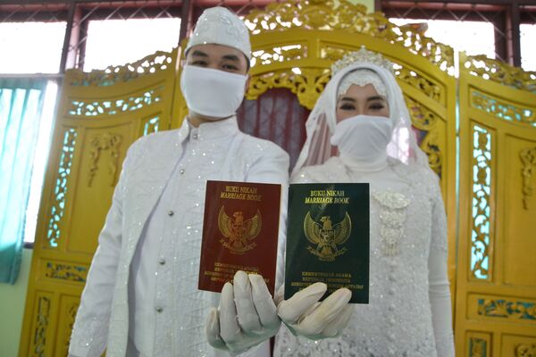 Молодожены со свадебными сертификатами в Джакарте - Sputnik Армения