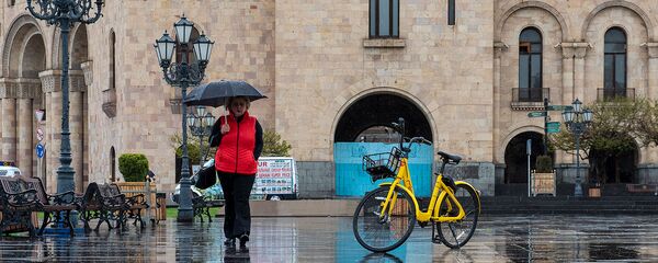 Женщина с зонтом на площади Республики Женщина с зонтом на площади Республики - Sputnik Արմենիա