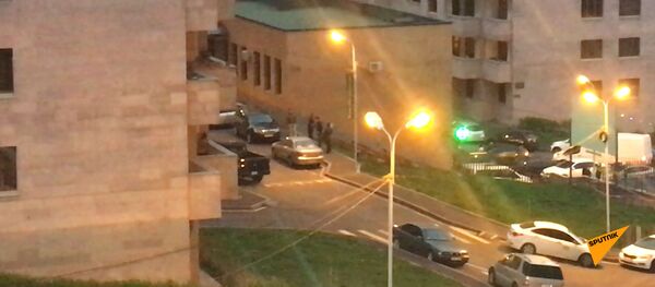 Երևանի բակերից մեկում երիտասարդները երգում են մեկուսացած աղջկա համար - Sputnik Արմենիա