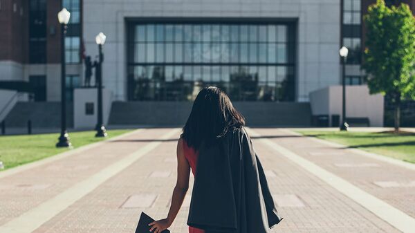 Женщина перед зданием Университета Алабамы - Sputnik Արմենիա