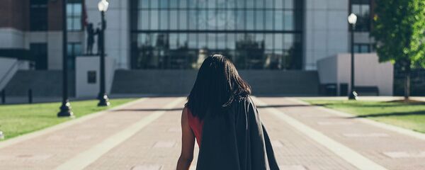 Женщина перед зданием Университета Алабамы - Sputnik Արմենիա