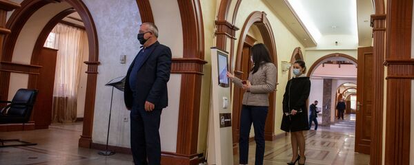 Посетители в защитных масках в банке (8 апреля 2020). Еревaн - Sputnik Армения