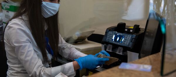 Посетители в защитных масках в банке (8 апреля 2020). Еревaн Посетители в защитных масках в банке (8 апреля 2020). Еревaн - Sputnik Արմենիա