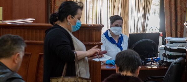 Посетители в защитных масках в банке (8 апреля 2020). Еревaн Посетители в защитных масках в банке (8 апреля 2020). Еревaн - Sputnik Արմենիա