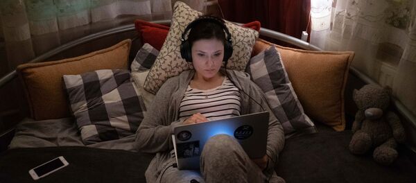 Девушка с ноутбуком во время самоизоляции - Sputnik Армения