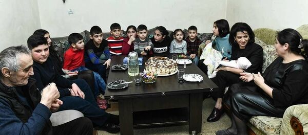 Анна Акопян во время посещения многодетной семьи Бежанян (21 февраля 2020).  - Sputnik Армения