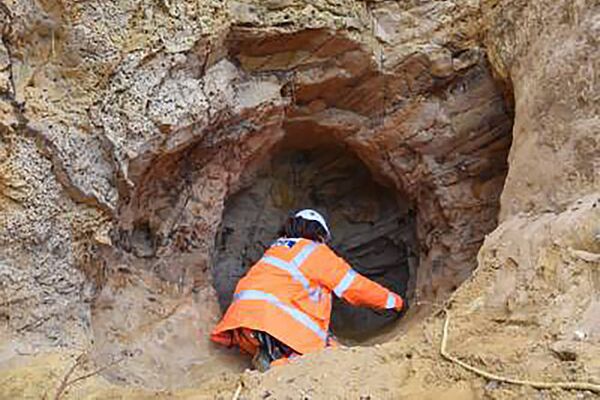 Археологи Калифорнийского университета исследовали пещеру со средневековой резьбой, обнаруженной после оползня в Британии. - Sputnik Армения
