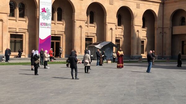 Кадр дня! Страстной четверг для армян: для молитвы нет преград Кадр дня! Страстной четверг для армян: для молитвы нет преград - Sputnik Армения