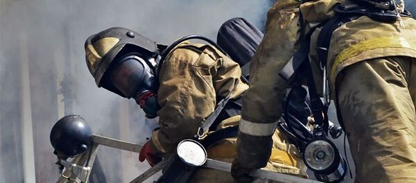 Сотрудники противопожарной службы МЧС России во время тушения пожара в частном доме престарелых Жемчужина (28 августа 2017). Красноярск Сотрудники противопожарной службы МЧС России во время тушения пожара в частном доме престарелых Жемчужина (28 августа 2017). Красноярск - Sputnik Արմենիա