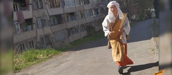 Երևանում շրջող տարօրինակ տղամարդը հայտնվել է Դավթաշենում Երևանում շրջող տարօրինակ տղամարդը հայտնվել է Դավթաշենում - Sputnik Արմենիա