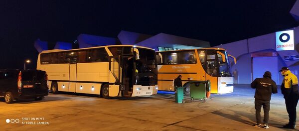 Грузия предоставила транзитный коридор для двух автобусов с гражданами Армении, приезжающих из Турции (9 апреля 2020). Грузия - Sputnik Արմենիա