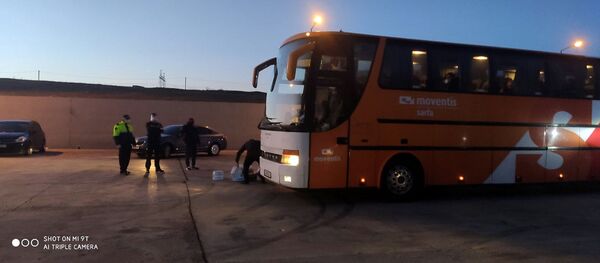 Грузия предоставила транзитный коридор для двух автобусов с гражданами Армении, приезжающих из Турции (9 апреля 2020). Грузия Грузия предоставила транзитный коридор для двух автобусов с гражданами Армении, приезжающих из Турции (9 апреля 2020). Грузия - Sputnik Արմենիա