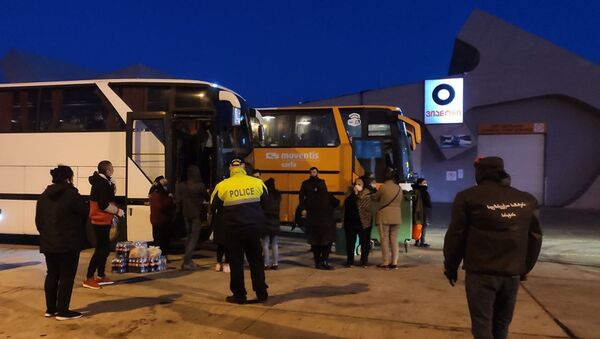 Грузия предоставила транзитный коридор для двух автобусов с гражданами Армении, приезжающих из Турции (9 апреля 2020). Грузия - Sputnik Армения