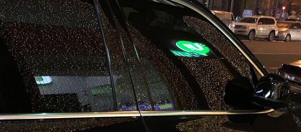 Отражение логотипа Ucom на стекле автомобиля - Sputnik Արմենիա