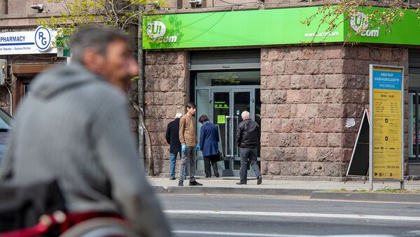Люди перед офисом компании Ucom на проспекте Маштоца (10 апреля 2020). Еревaн - Sputnik Արմենիա