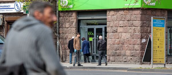 Люди перед офисом компании Ucom на проспекте Маштоца (10 апреля 2020). Еревaн - Sputnik Արմենիա