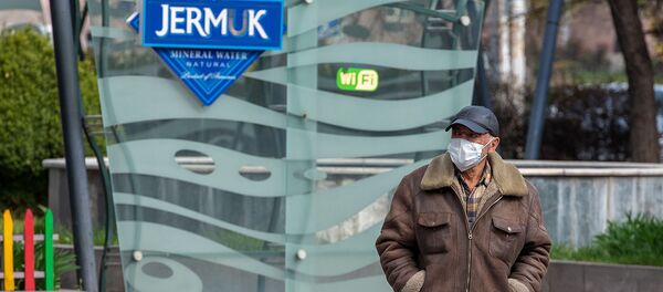 Мужчина в защитной маске на улице Алека Манукяна Мужчина в защитной маске на улице Алека Манукяна - Sputnik Արմենիա