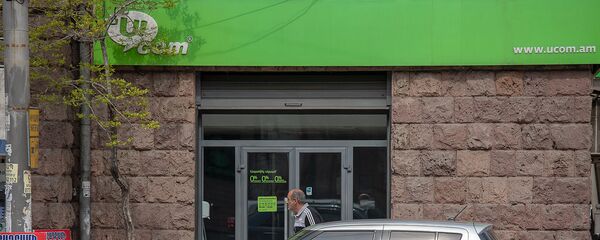 Мужчина проходит мимо офиса компании Ucom на проспекте Маштоца (10 апреля 2020). Еревaн - Sputnik Արմենիա