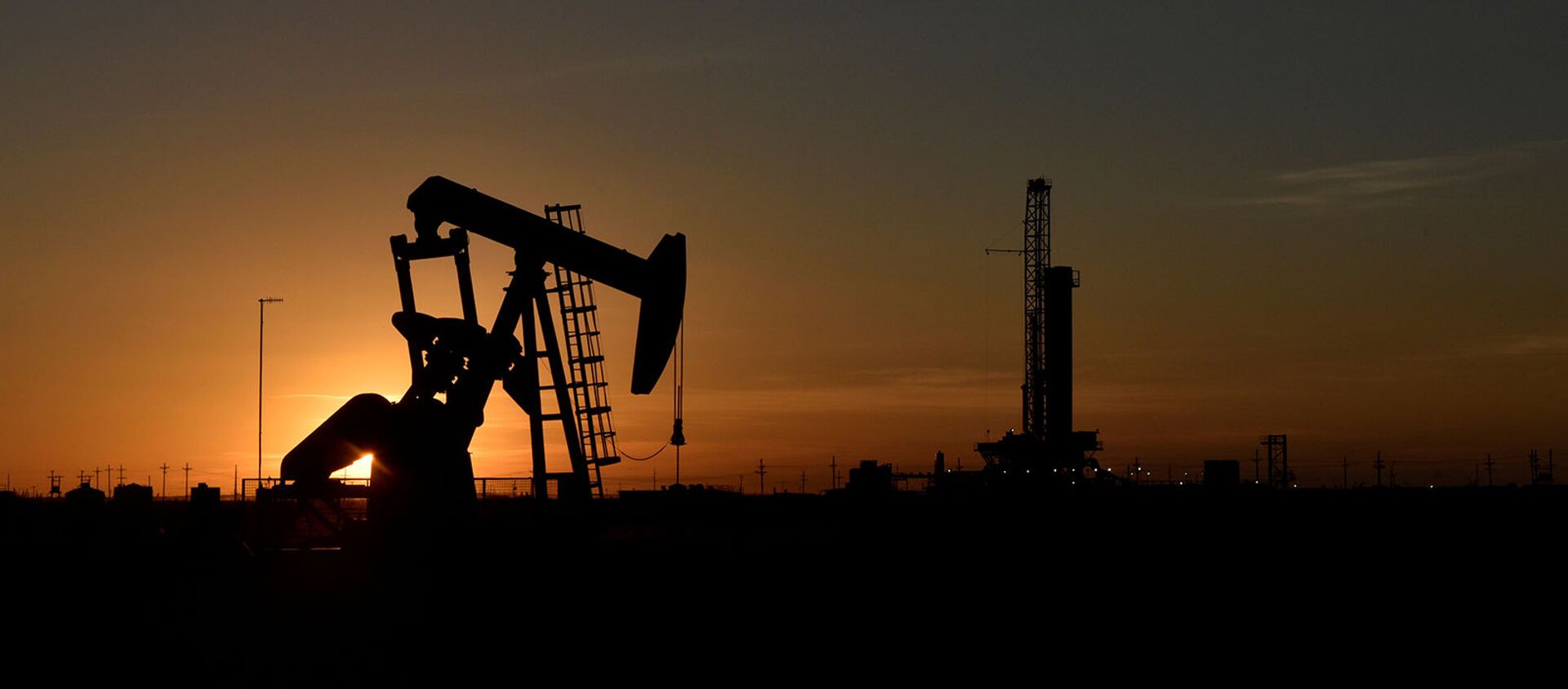 Месторождение нефти в Мидленде на закате (22 августа 2018). Техас - Sputnik Արմենիա, 1920, 10.04.2020