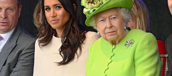 Королева Великобритании Елизавета II и Меган, герцогиня Сассексская во время открытия моста Мерси-Гейтвей через реку Мерси (14 июня 2018). Холтон - Sputnik Արմենիա