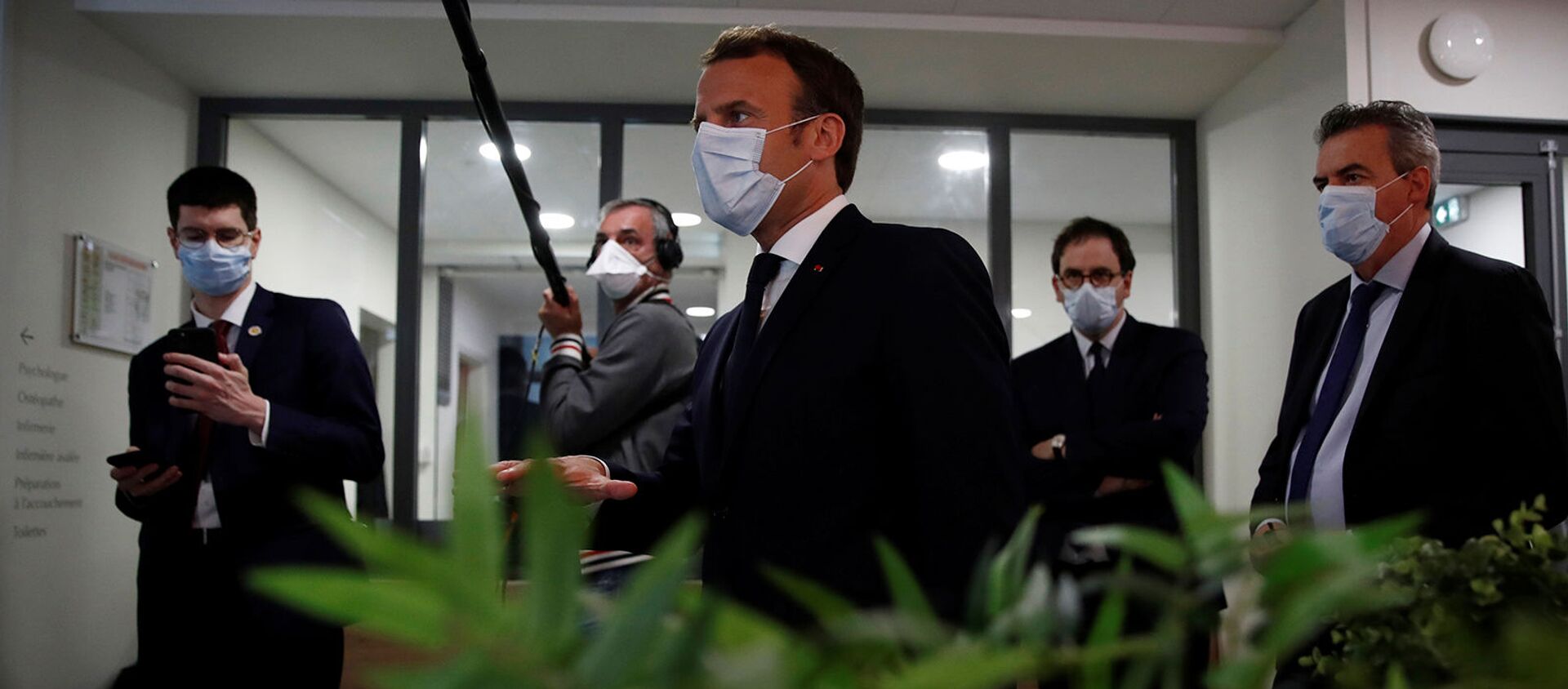 Президент Франции Эммануэль Макрон в защитной маске беседует с медработниками во время посещения медицинского центра в Пантене (7 апреля 2020). Франция - Sputnik Արմենիա, 1920, 26.03.2021