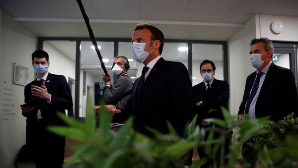 Президент Франции Эммануэль Макрон в защитной маске беседует с медработниками во время посещения медицинского центра в Пантене (7 апреля 2020). Франция - Sputnik Արմենիա