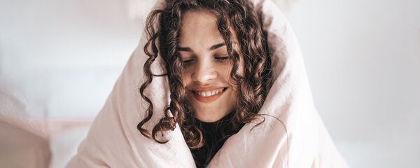 Укутанная в одеяло девушка - Sputnik Արմենիա