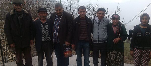 Наири Охикян с армянской семьей из Сасуна - Sputnik Армения