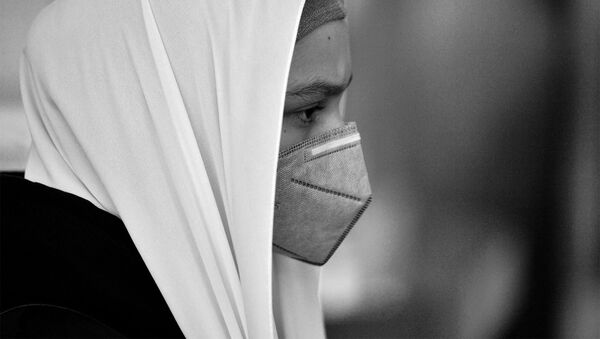 Девушка в медицинской маске в аэропорту Внуково - Sputnik Արմենիա