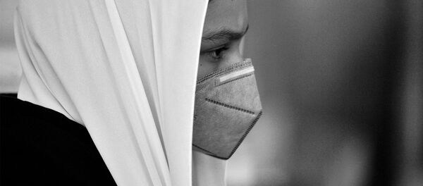 Девушка в медицинской маске в аэропорту Внуково Девушка в медицинской маске в аэропорту Внуково - Sputnik Արմենիա