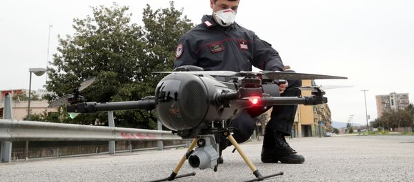Итальянский карабинер управляет беспилотником в целях проверки выполнения населением мер, введенных правительством в связи с коронавирусом в Неаполе, Италия - Sputnik Армения