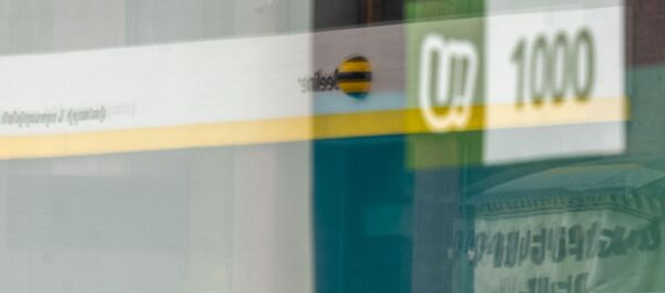 Отражение логотипа Beeline в витрине офиса компании Ucom - Sputnik Армения