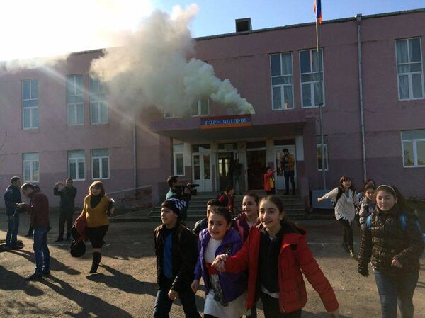 Тактические учения МЧС: защита учеников и сотрудников в случае воздушного налета противника Тактические учения МЧС: защита учеников и сотрудников в случае воздушного налета противника - Sputnik Արմենիա