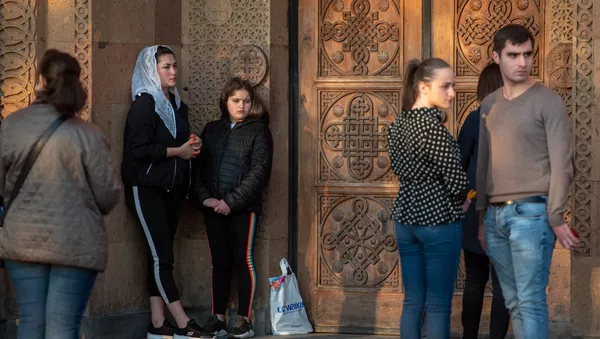 Прихожане ожидают у церкви Святого Саркиса окончания службы, чтобы взять пасхальный огонь (11 апреля 2020). Еревaн