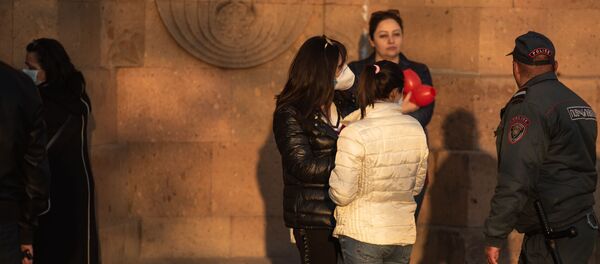 Прихожане ожидают у церкви Святого Саркиса окончания службы, чтобы взять пасхальный огонь (11 апреля 2020). Еревaн - Sputnik Армения