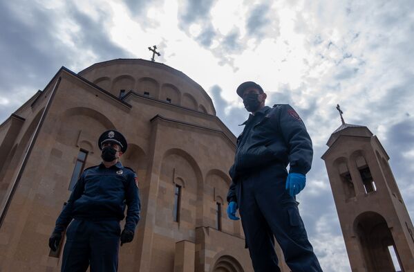 Սուրբ Հարության պատարագն արտակարգ դրության պայմաններում. ոստիկանները հսկում են եկեղեցու մուտքը, որպեսզի մարդկանց հոսք չլինի - Sputnik Արմենիա