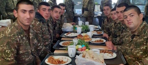 Солдаты за праздничным пасхальным столом в армии - Sputnik Արմենիա