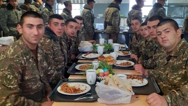 Солдаты за праздничным пасхальным столом в армии - Sputnik Արմենիա