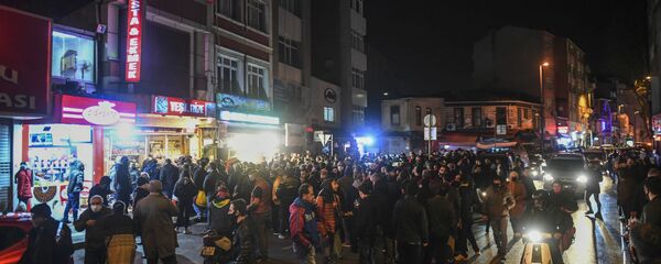 Люди собираются возле магазина, чтобы купить продукты, после объявления комендантского часа (10 апреля 2020). Стамбул Люди собираются возле магазина, чтобы купить продукты, после объявления комендантского часа (10 апреля 2020). Стамбул - Sputnik Армения