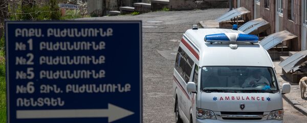 Автомобиль скорой помощи на территории инфекционной больницы Норк - Sputnik Արմենիա