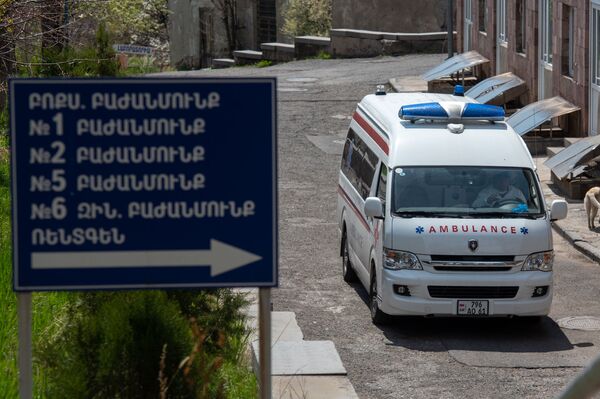 Автомобиль скорой помощи на территории инфекционной больницы Норк - Sputnik Армения