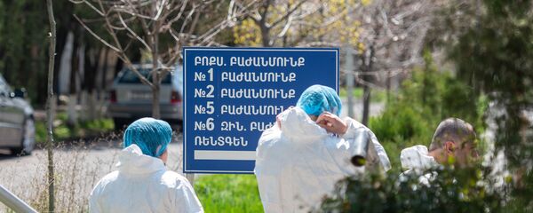 Сотрудники инфекционной больницы Норк около указателя в отделения медцентра - Sputnik Армения