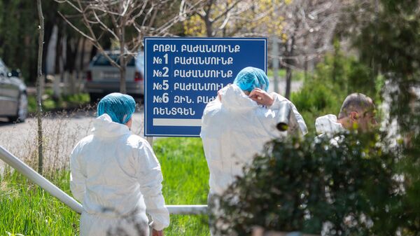 Сотрудники инфекционной больницы Норк около указателя в отделения медцентра - Sputnik Армения